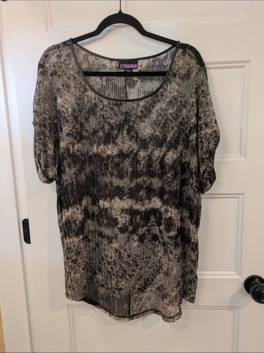 🔴 3/$15 Gray and Black Knit Scoop Neck Women’s Top